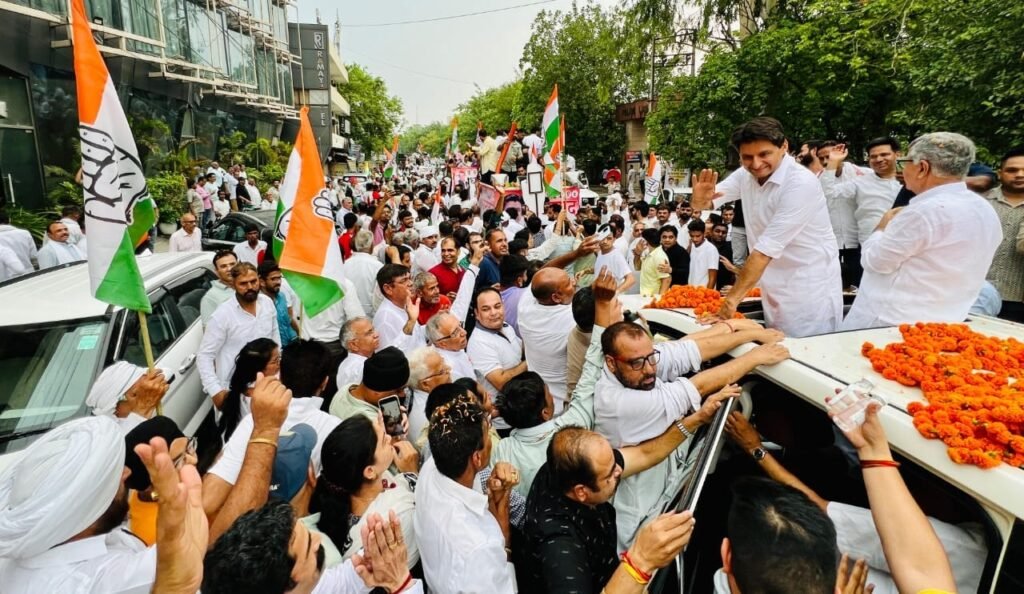 Deepender Hooda की पदयात्रा में चोर की एंट्री, नेताओं और वर्कों के चुराए पैसे, पुलिस ने पकड़ा, पूर्व विधायक ने जड़े तमाचे 4 Deepender Hooda's padyatra - 3