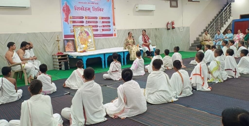 Geeta Parivar हरियाणा ने बांके बिहारी ज्ञानेश्वर मंदिर में लगाया शिवोहम् शिविर, वेद विद्यालय के बच्चों से करवाए खेलकूद 2 Shivoham camp in Banke Bihari Dnyaneshwar temple - 2