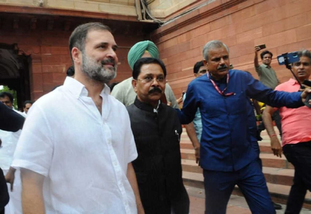 लोकसभा में Rahul Gandhi ने सुनाई महाभारत की चक्रव्यूह की कहानी, स्पीकर के रोकने पर सदन में हंगामा 2 Rahul Gandhi narrated the story - 2
