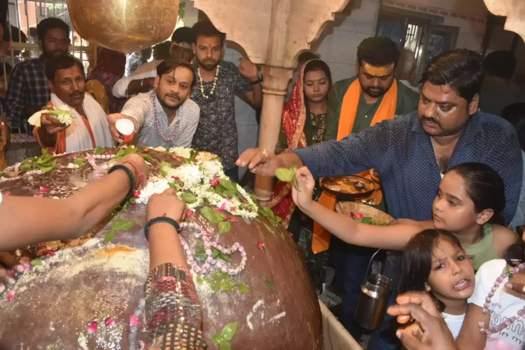 Sawan के पहले सोमवार पर दुल्हन सी सजी Kashi, भगवान शिव का जलाभिषेक करने को विश्वनाथ धाम में लगी कतारें 4 Vishwanath Dham to perform Jalabhishek - 3
