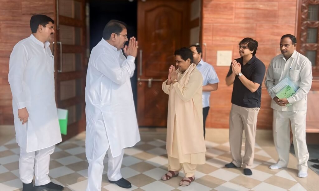 INLD महासचिव अभय चौटाला ने की BSP सुप्रीमो मायावती से मुलाकात, राजनीतिक दलों के बीच गठजोड़ की चर्चाएं 4 Abhay Chautala met BSP supremo Mayawati -3