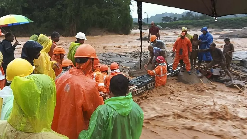 वायनाड में भारी बारिश से Landslide, 4 गांव बहे, 41 लोगों की मौत 5 Landslide due to heavy rain in Wayanad - 4