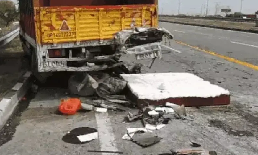 4 people including 3 women died in a road accident