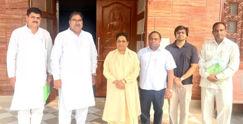INLD महासचिव अभय चौटाला ने की BSP सुप्रीमो मायावती से मुलाकात, राजनीतिक दलों के बीच गठजोड़ की चर्चाएं 2 Abhay Chautala met BSP supremo Mayawati - 2
