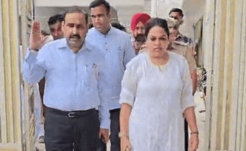 Crime Branch IG ने करनाल ASI के घर पहुंचकर परिवार को दी 5 लाख की आर्थिक सहायता 4 Crime Branch IG reached Karnal ASI's house -3