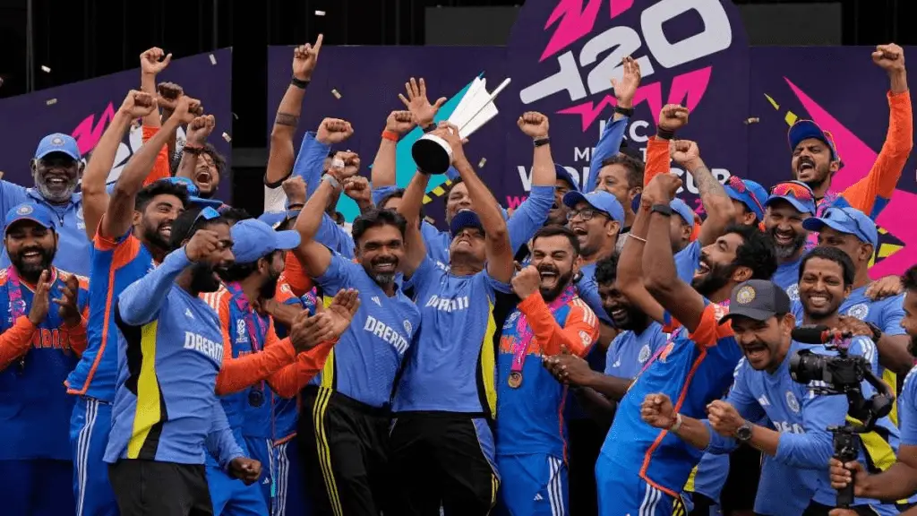 T20 वर्ल्ड कप जीतने के बाद टीम इंडिया पहुंची दिल्ली, फैन्स ने किया भव्य स्वागत, जल्द होगी पीएम से मुलाकात