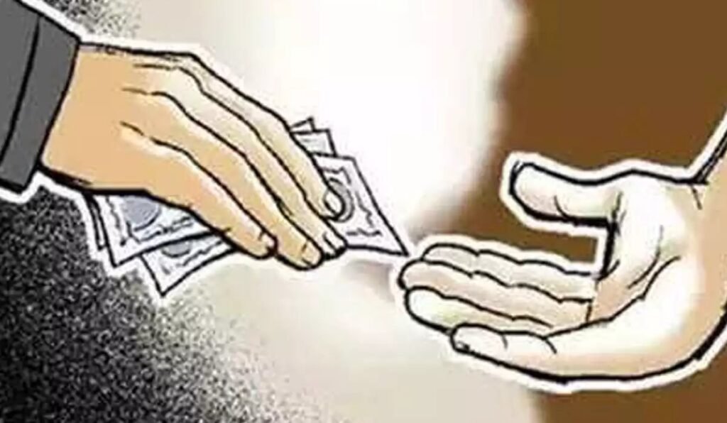 Faridabad में ATO सहयोगी 3 लाख की रिश्वत लेता काबू, ACB टीम ने रंगे हाथ किया गिरफ्तार 2 ATO assistant caught taking bribe - 2