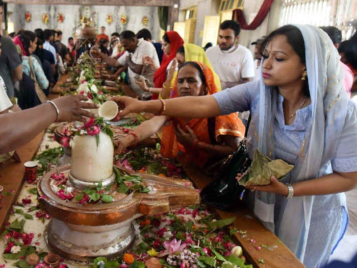 Sawan के पहले सोमवार पर दुल्हन सी सजी Kashi, भगवान शिव का जलाभिषेक करने को विश्वनाथ धाम में लगी कतारें 5 Vishwanath Dham to perform Jalabhishek - 4