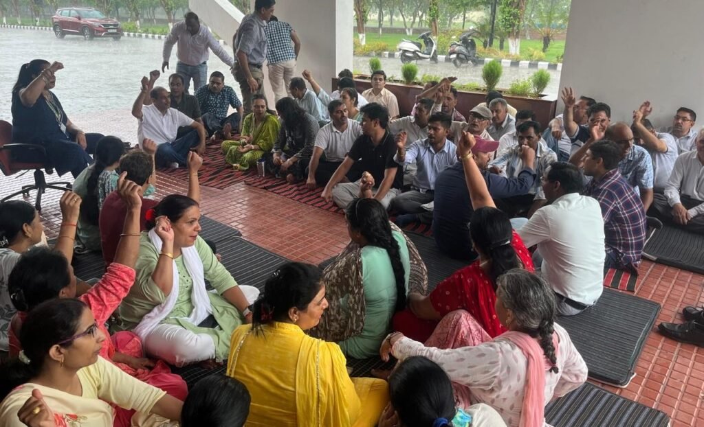 DCRUST में 13वें दिन भी Indefinite Strike जारी, मांगों पर अड़ी यूनियन, बारिश में भी डटे रहे शिक्षक 2 Indefinite strike continues in DCRUST - 2