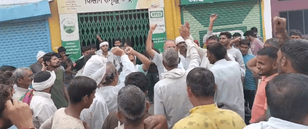 Bhiwani में डीएपी खाद न मिलने से किसानों में रोष.. 2 Screenshot 393