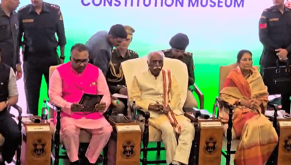 संविधान दिवस के मौके पर OP जिंदल ग्लोबल यूनिवर्सिटी में विशेष कार्यक्रम का आयोजन, राज्यपाल रहे उपस्थित 6 Screenshot 867
