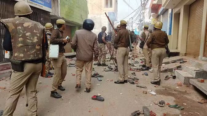 Uttar Pardesh: हिंसा की आंच में जल उठा संभल, मऊ से फिरोजाबाद तक अलर्ट, पुलिस का फ्लैग मार्च जारी 5 sambhal hinsa 1