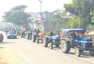 चरखी दादरी में किसानों का ट्रैक्टर मार्च