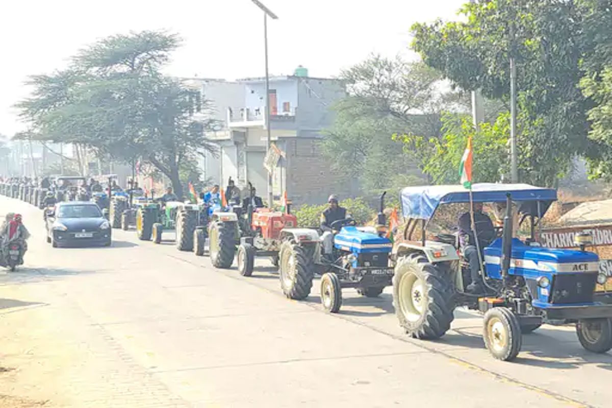 चरखी दादरी में किसानों का ट्रैक्टर मार्च