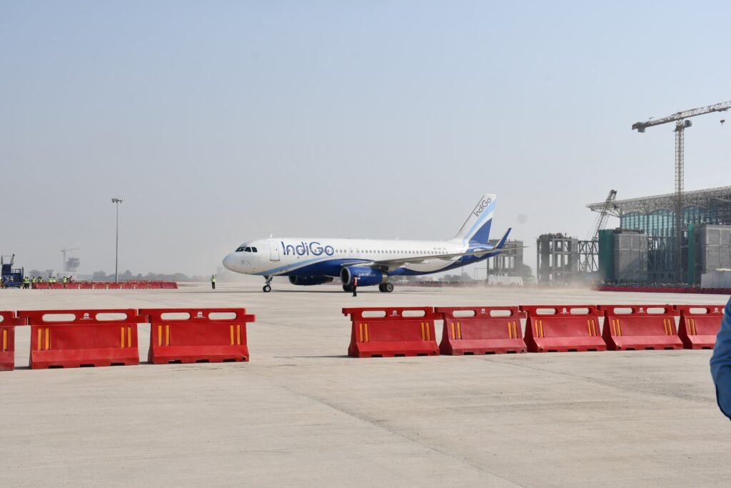 JEWAR AIRPORT के रनवे पर पहली बार उतरा विमान, भारत की एयर कनेक्टिविटी का नया अध्याय 4 IMG 20241209 WA0009