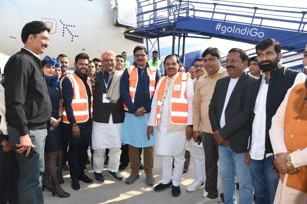 JEWAR AIRPORT के रनवे पर पहली बार उतरा विमान, भारत की एयर कनेक्टिविटी का नया अध्याय 2 IMG 20241209 WA0025