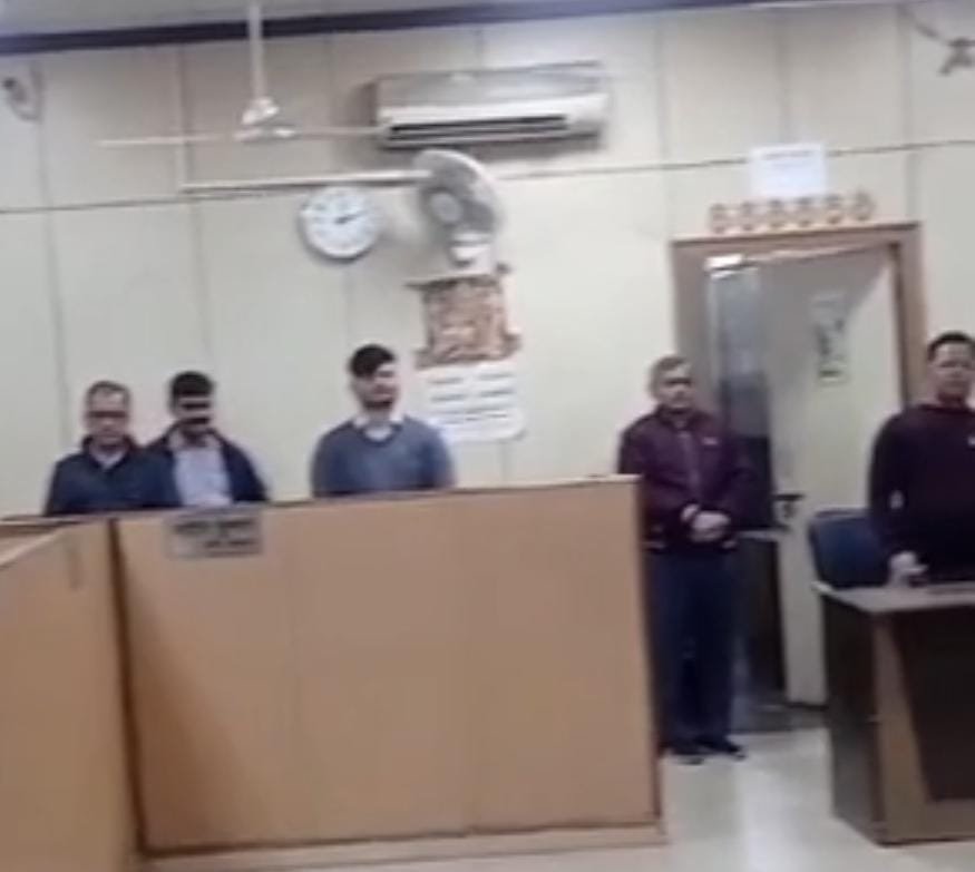 Noida के CEO ने सिखाया सबक, लापरवाह कर्मचारियों को मिली आधे घंटे ‘खड़े रहने’ की सजा, हर तरफ चर्चा 2 IMG 20241216 WA0003