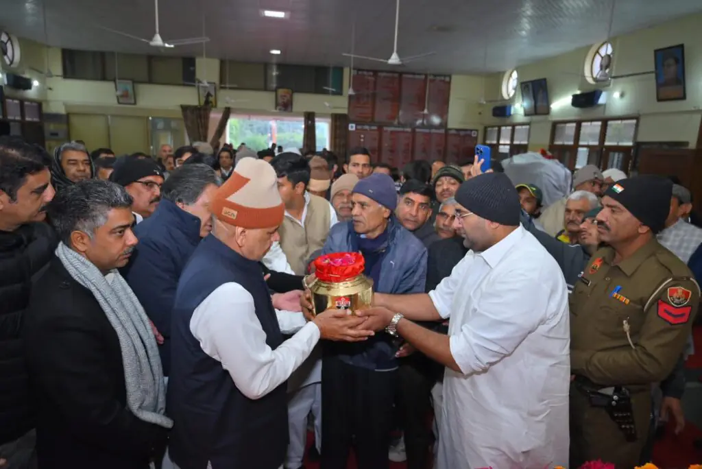 Haryana: सात जिलों में पहुंची पूर्व CM चौटाला की अस्थि कलश यात्रा, भावुक हुए समर्थक 3 IMG 9349