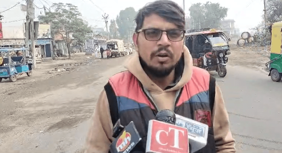 Bhiwani में नई अनाज मंडी के सामने सड़क धंसी, लोगों ने प्रशासन के खिलाफ किया रोष प्रदर्शन 5 Screenshot 1292