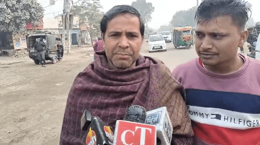 Bhiwani में नई अनाज मंडी के सामने सड़क धंसी, लोगों ने प्रशासन के खिलाफ किया रोष प्रदर्शन 3 Screenshot 1294