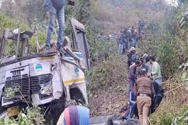 Uttarakhand में बड़ा बस हादसा: यात्रियों से भरी बस खाई में गिरी, 3 की मौत, 25 घायल 3 download 2 6