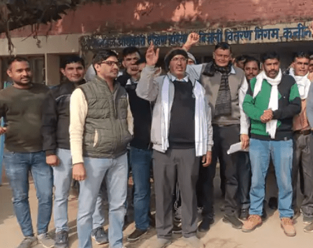 Mahendragarh: बिजली कर्मचारियों ने मारपीट के विरोध में किया प्रदर्शन, धरने की चेतावनी