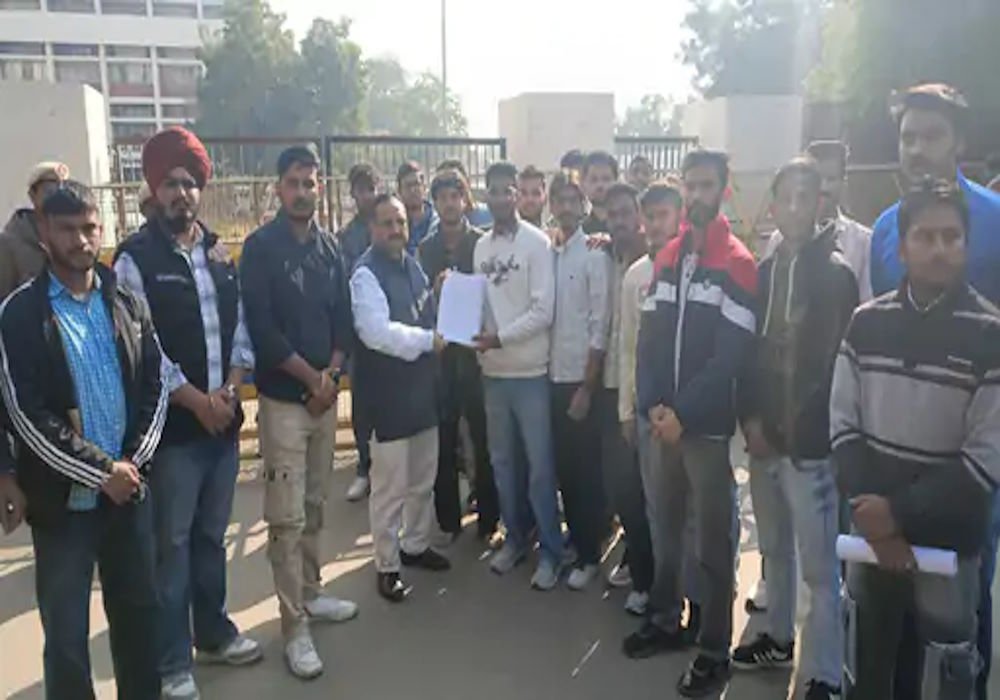 सिरसा में चौधरी देवीलाल यूनिवर्सिटी के लॉ स्टूडेंट्स पर पुलिस द्वारा की गई मारपीट का मामला तूल पकड़ रहा है।
