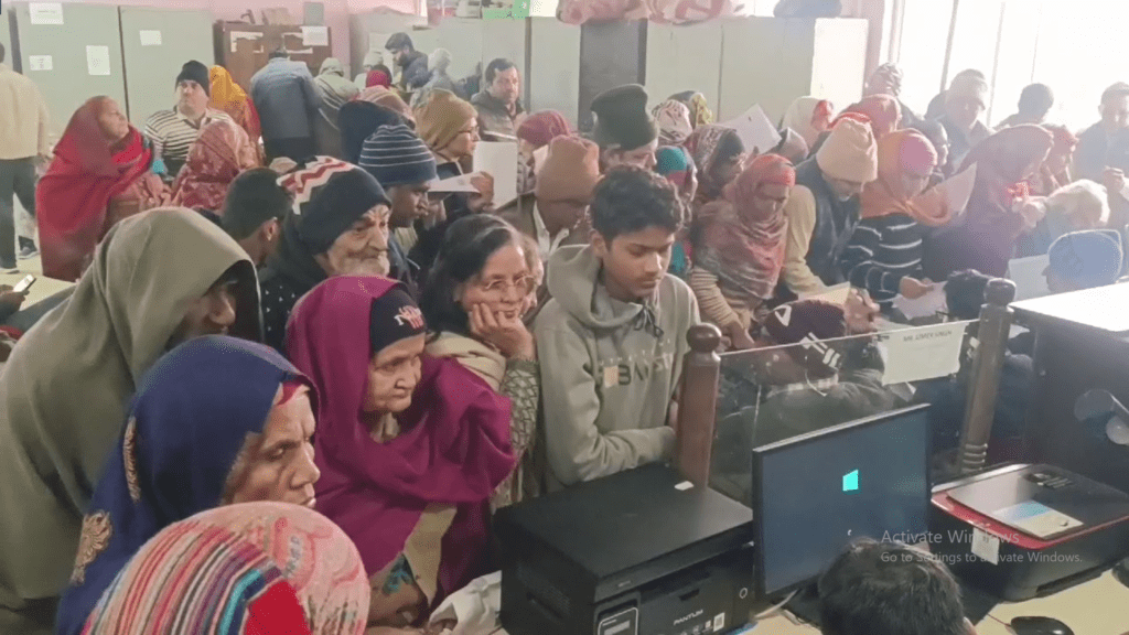 Sonipat में पेंशन वेरिफिकेशन के लिए बुजुर्गों को हो रही परेशानी, विधायक Nikhil Madan ने की व्यवस्था में सुधार की घोषणा 2 Screenshot 3630