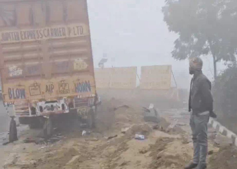 कोहरे में दर्दनाक Accident, ट्रक ड्राइवर की मौत, तेज रफ्तार क्रेटा ने कुचला, खौफनाक मंजर 2 Screenshot 3637