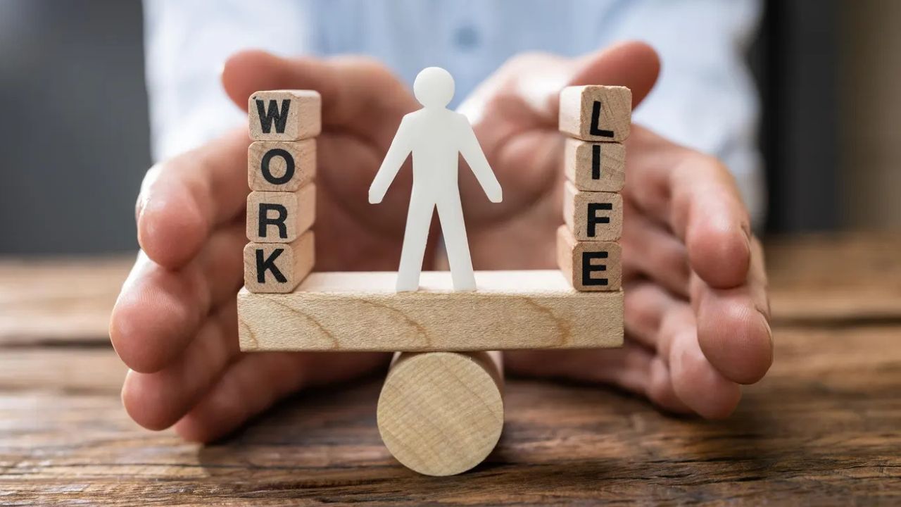 Work Life Balance: UK की 200 कंपनियों का बड़ा फैसला: अब सप्ताह में सिर्फ 4 दिन काम, पूरी सैलरी बरकरार