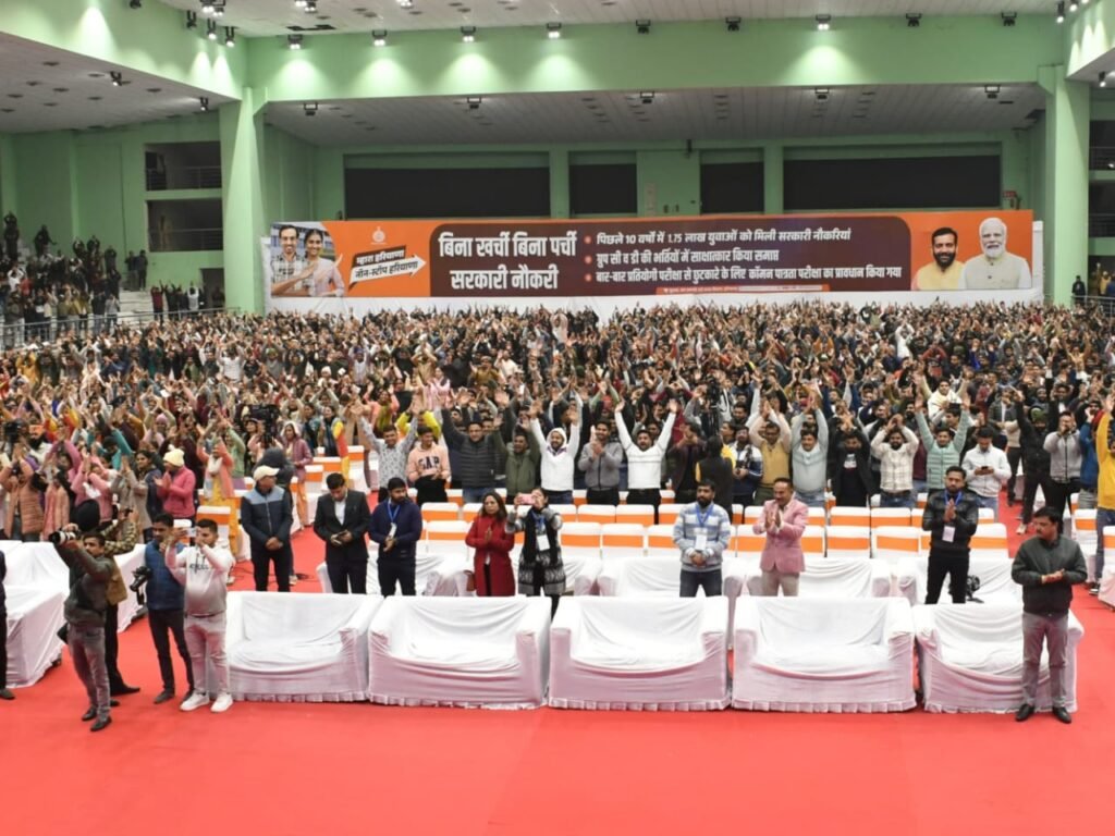 Panchkula: CM ने नव-नियुक्त पटवारियों को सौंपे नियुक्ति पत्र, कैबिनेट मंत्री विपुल गोयल ने की तारीफ: बोले- "बिना पर्ची, बिना खर्ची" 26 हजार रोजगार देकर लिखा नया अध्याय 2 VG