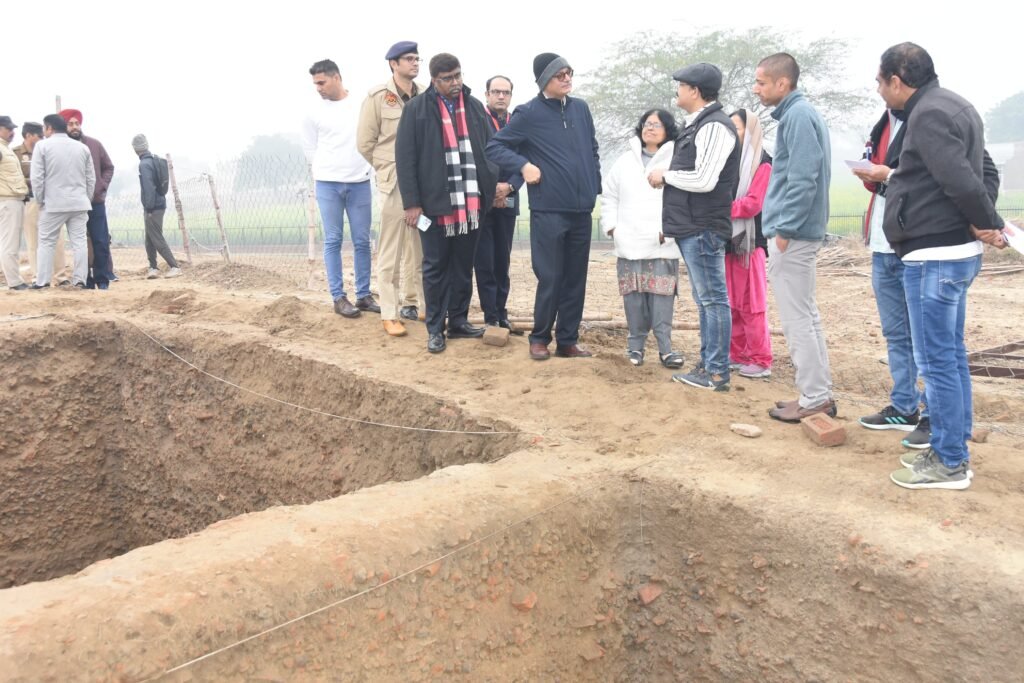Haryana: मुख्य सचिव डॉ. विवेक जोशी ने राखीगढ़ी का किया दौरा, हड़प्पा सभ्यता से जुड़ी वस्तुओं का अवलोकन 6 WhatsApp Image 2025 01 06 at 8.27.50 PM