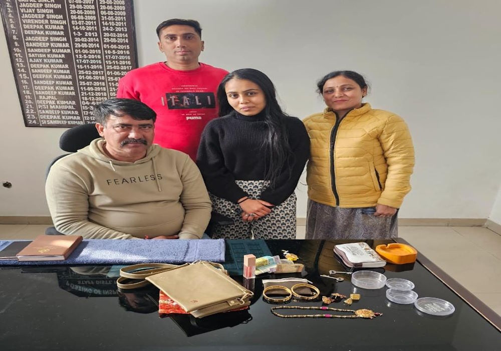 Panipat पुलिस ने महिला का गुम हुआ आभूषणों से भरा पर्स लौटाया, चेहरे पर लौटी मुस्कान