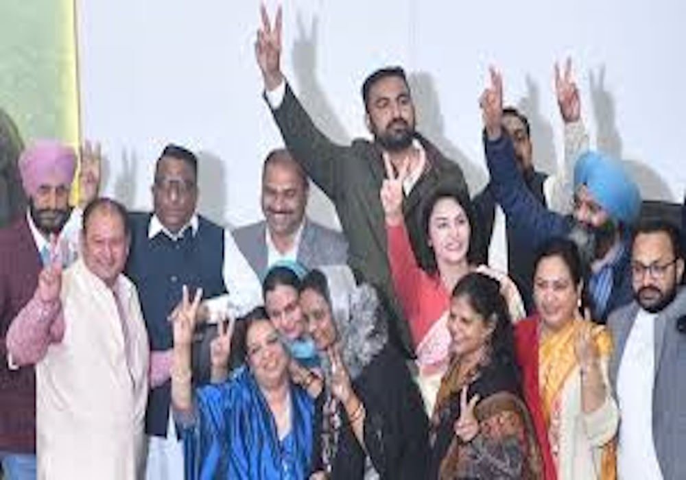 Harpreet Kaur won the mayor election in Chandigarh, got 19 votes despite 16 councilors, won by 2 votes after cross voting.