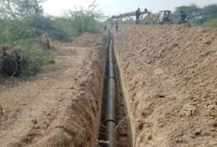 SDM मनोज दलाल ने Bhiwani के गांव में पाइपलाइन कार्य का किया निरीक्षण, अनियमितता पर कार्रवाई के दिए निर्देश