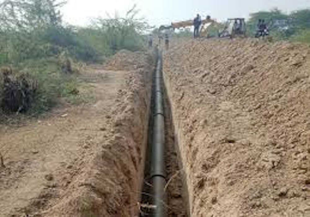 SDM मनोज दलाल ने Bhiwani के गांव में पाइपलाइन कार्य का किया निरीक्षण, अनियमितता पर कार्रवाई के दिए निर्देश