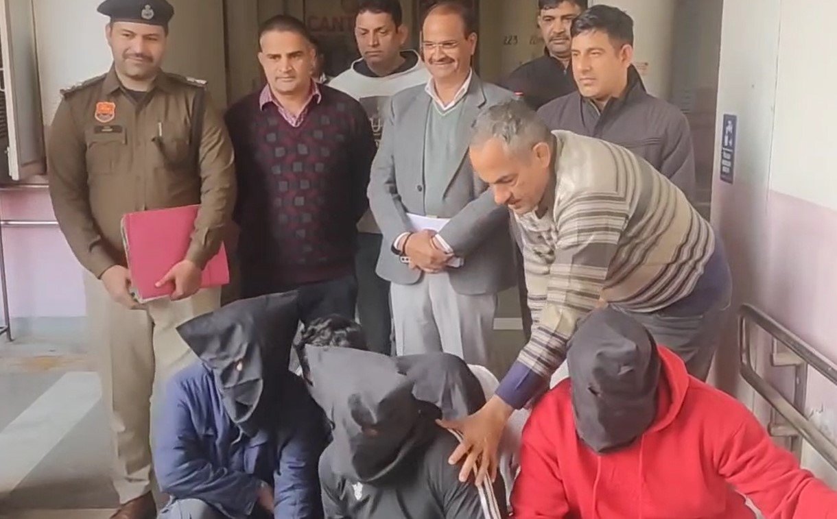 Rohtak पुलिस को बड़ी कामयाबी: वाहन और सरकारी स्कूलों से इनवर्टर बैटरी चोरी के 66 मामलों का हुआ खुलासा