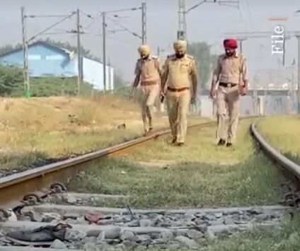 Breaking: Panipat में रेलवे ट्रैक पर लोहे का एंगल रखा गया, ट्रेन पलटने की साजिश का पर्दाफाश