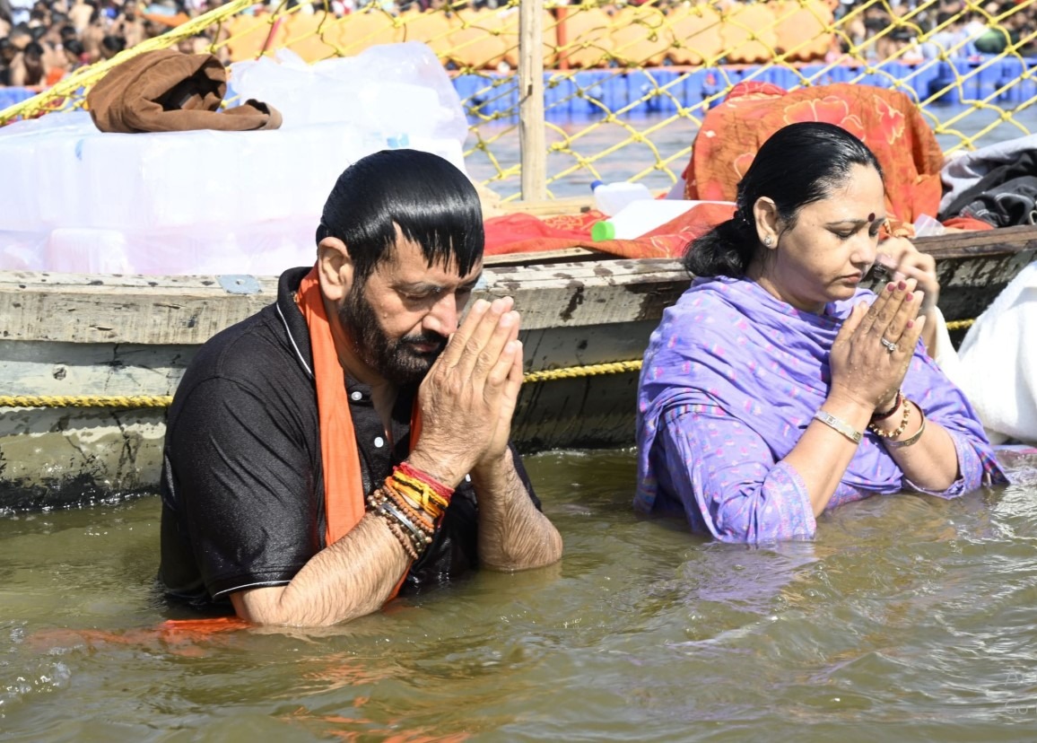 हरियाणा के CM सहपरिवार पहुंचे महाकुंभ, संगम में पत्नी संग लगाई डुबकी