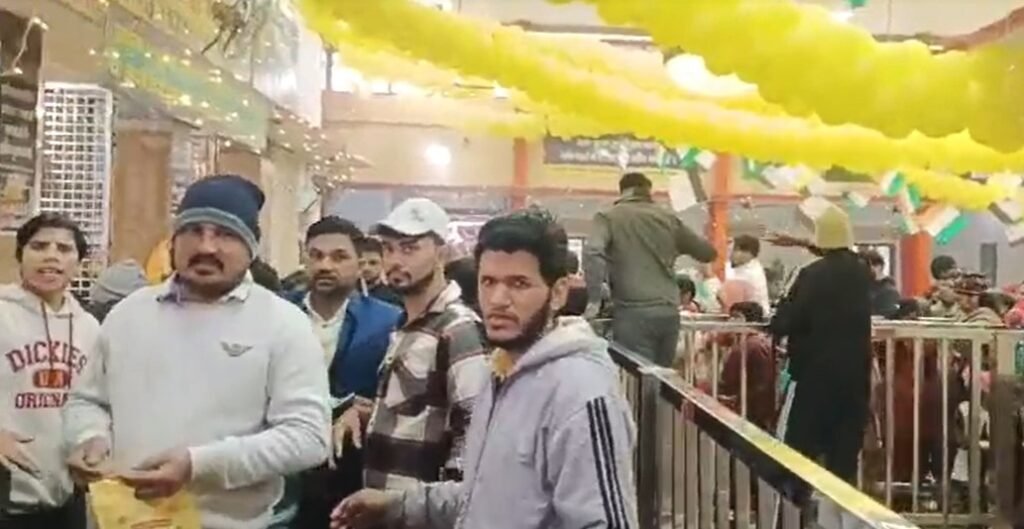 Panipat चुलकाना धाम में बसंत पंचमी पर मची धूम, भक्तों का उमड़ा जन सैलाब, भेंट में बांटी जा रही भक्तों को अनमोल चीज 6 chulkana dhAM3