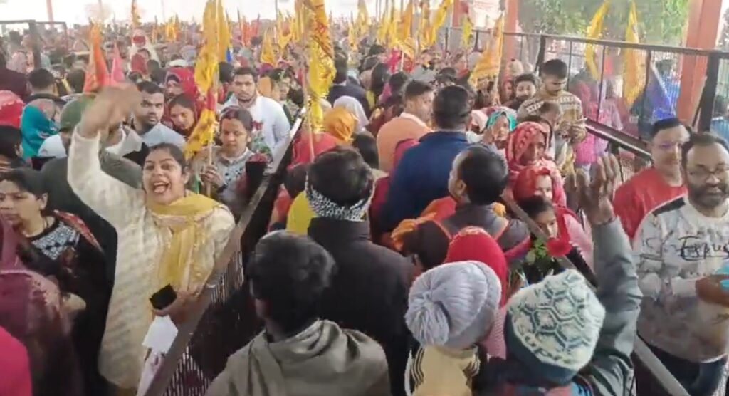 Panipat चुलकाना धाम में बसंत पंचमी पर मची धूम, भक्तों का उमड़ा जन सैलाब, भेंट में बांटी जा रही भक्तों को अनमोल चीज 4 chulkana dham 2