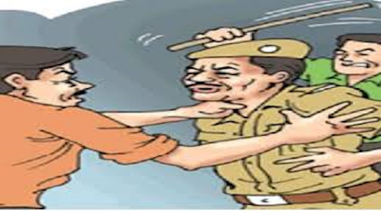 Gurugram: Young man attacks woman SHO and SI who went to arrest miscreants, slaps them and throws them on car
