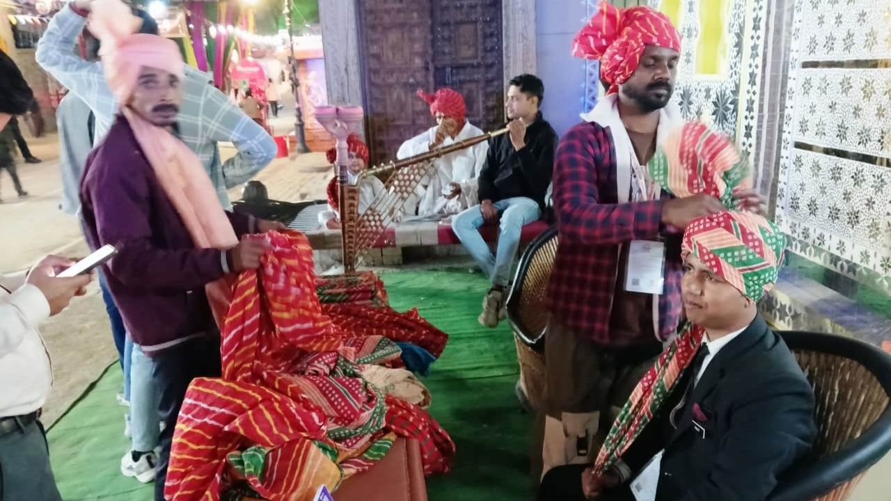 Surajkund Mela: हरियाणवी पगड़ी का जादू: हुक्का संग सेल्फी का क्रेज, पर्यटकों में दिखा खास उत्साह