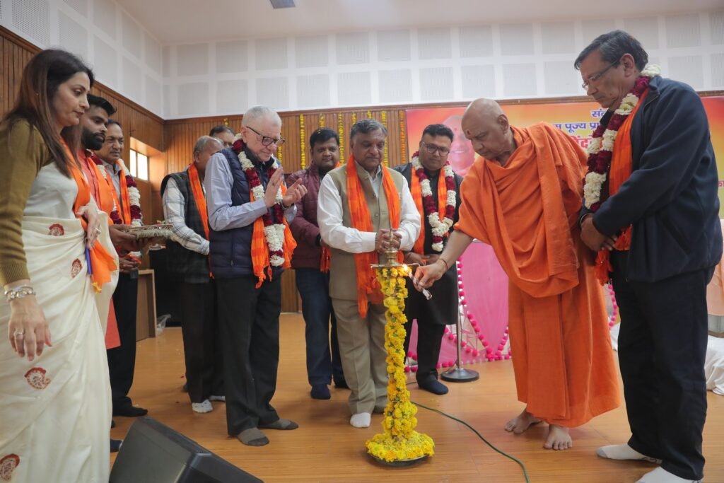 शिक्षा से पहले संस्कार जरूरी:स्वामी गोविंददेव गिरी जी 4 WhatsApp Image 2025 03 04 at 15.45.41