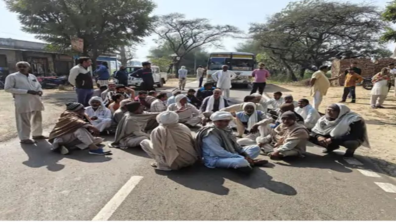 Farmers blocked the road in Charkhi Dadri to protest against the damage caused by hailstorm, alleged deficiency in the report