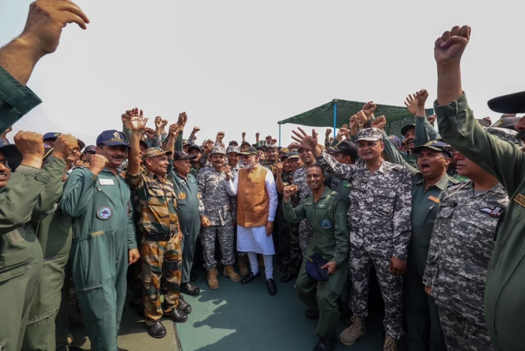 पीएम मोदी आदमपुर एयरबेस पहुंचे, जवानों से की मुलाकात 5 Gqz4lztWoAEmAzF