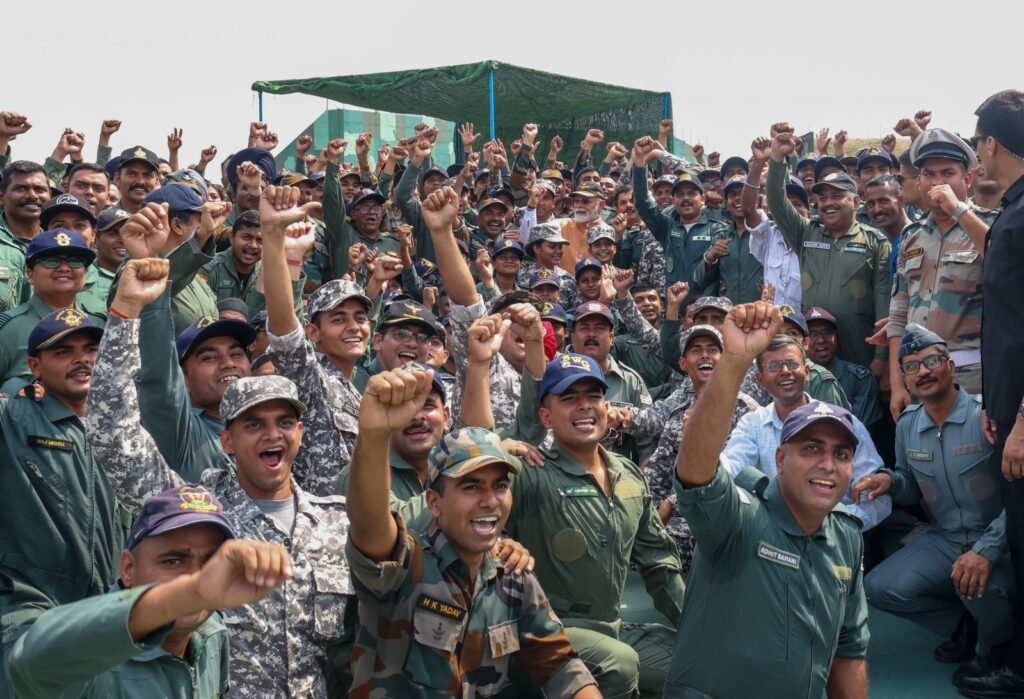 पीएम मोदी आदमपुर एयरबेस पहुंचे, जवानों से की मुलाकात 4 Gqz4pguXIAAyYnK 1