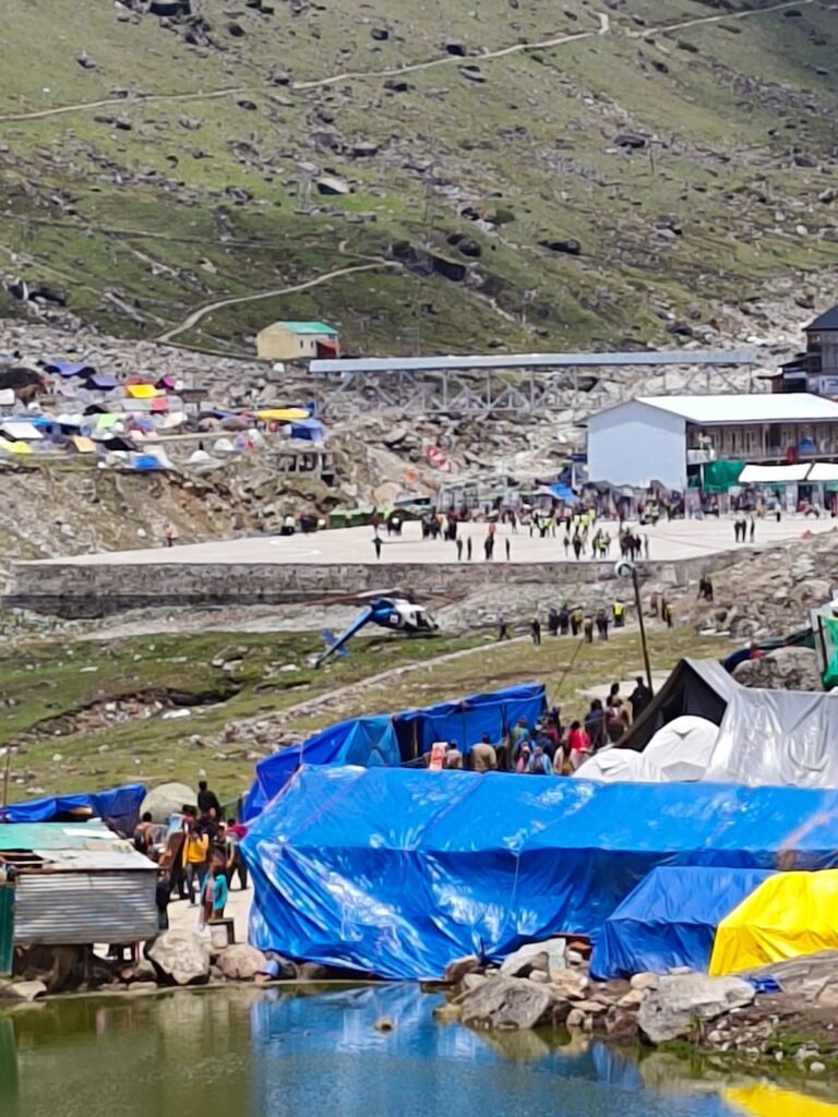 Video: केदारनाथ में हेली एंबुलेंस क्रैश बाल-बाल बचे पायलट, मरीज को लेने आया था हेलिकॉप्टर 4 WhatsApp Image 2025 05 17 at 13.35.41