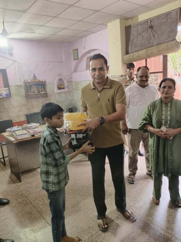 खट्टर के जन्मदिन पर बच्चों को मिली शिक्षा और सहयोग की सौगात 5 WhatsApp Image 2025 05 26 at 18.13.56