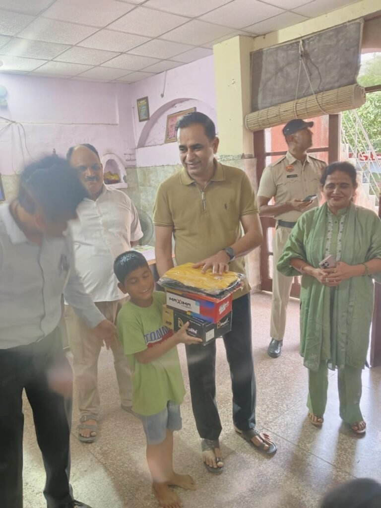 खट्टर के जन्मदिन पर बच्चों को मिली शिक्षा और सहयोग की सौगात 2 WhatsApp Image 2025 05 26 at 18.13.57 1
